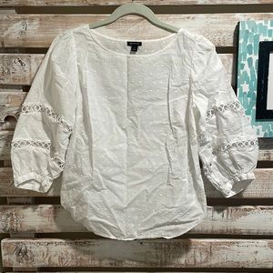 Anne Taylor XS White Mid Sleeve Embroidered Top